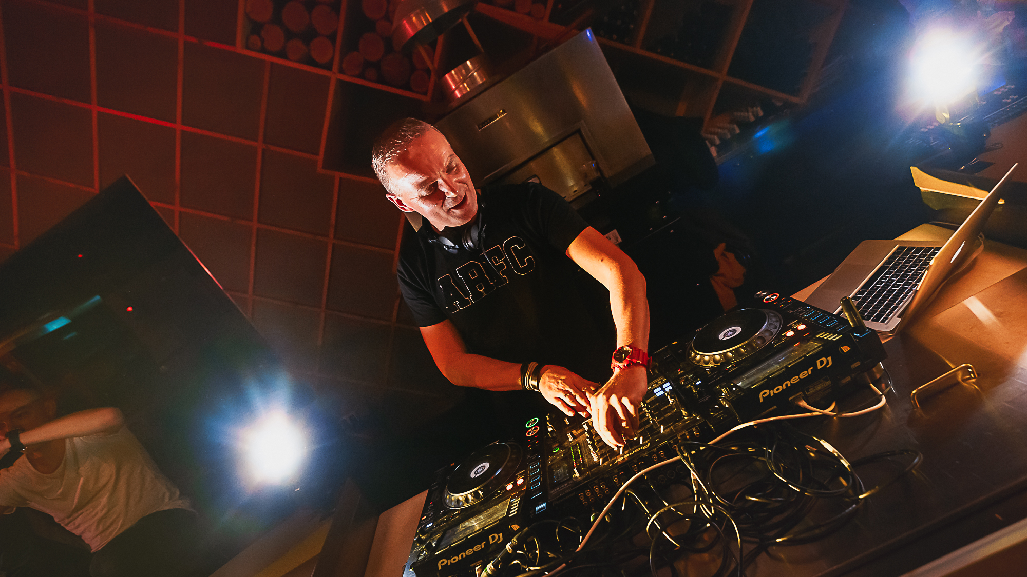 DJ Ray & zanger Dave  bij Wonder’s