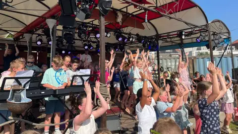 Optreden deelnemers Muziek in de Wijk