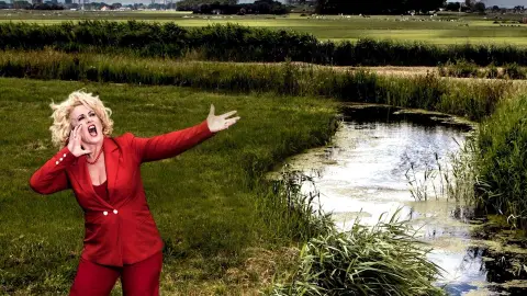 Karin Bloemen treedt op in Harderwijk
