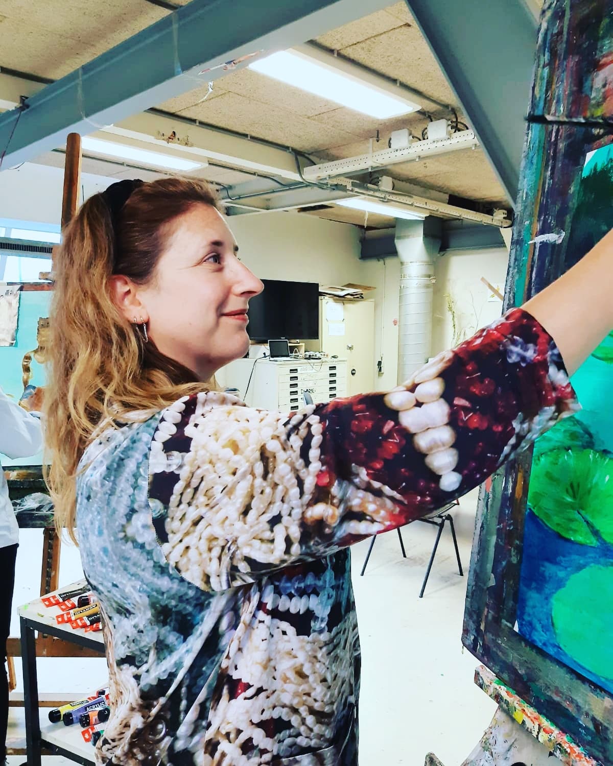 Rosita Loocks geeft de cursus botanische aquarellen in de tuin van Hortus Alkmaar.