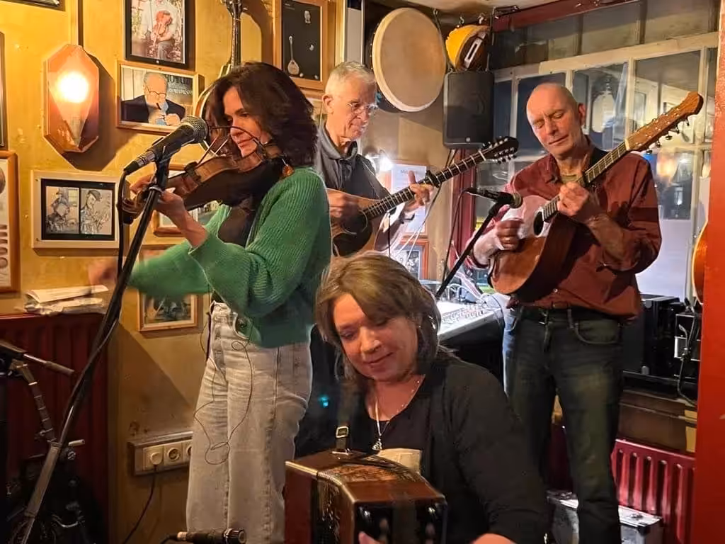 De band Malin brengt Ierse tunes en liedjes tijdens een sfeervol optreden in de tuin van Hortus Alkmaar.
