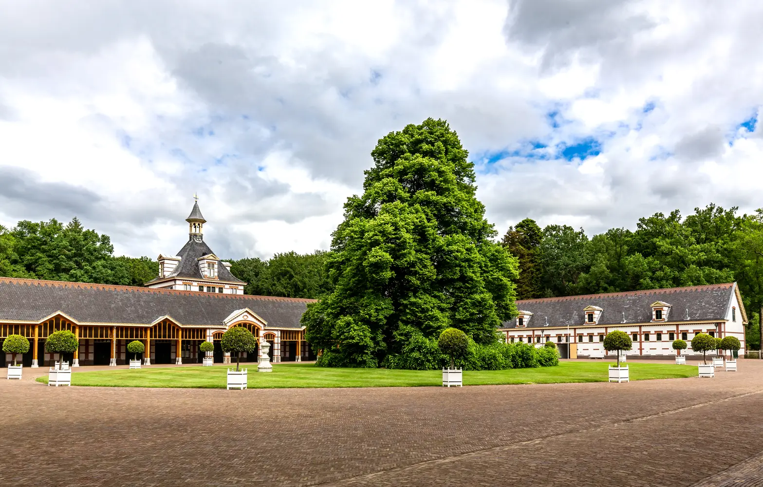 NJON optreden op stallenplein Paleis Het Loo