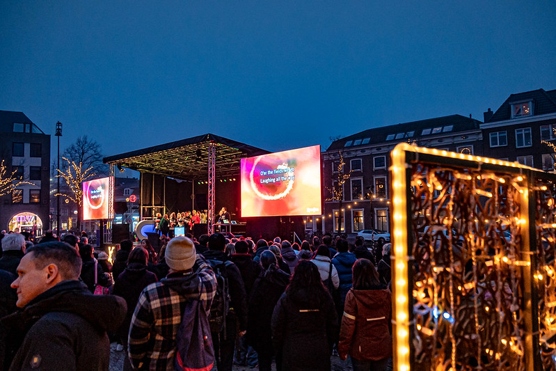 Massale Kerst Sing-a-long  op de Platte Stenenbrug